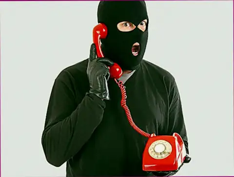 Будьте очень осторожны, не подымайте телефон - это звонят АФЕРИСТЫ из ФХБлинд Ком